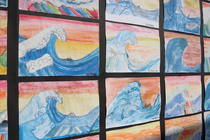 Rows of Great Wave paintings in the style of Hokusai