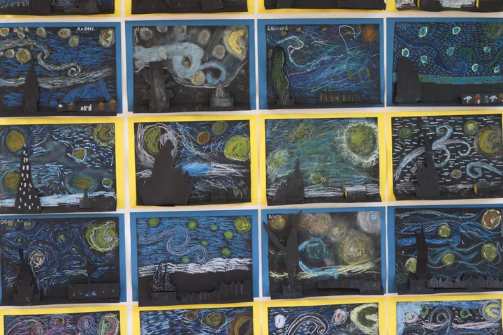 A wall of Starry Night paintings in the style of Van Gogh