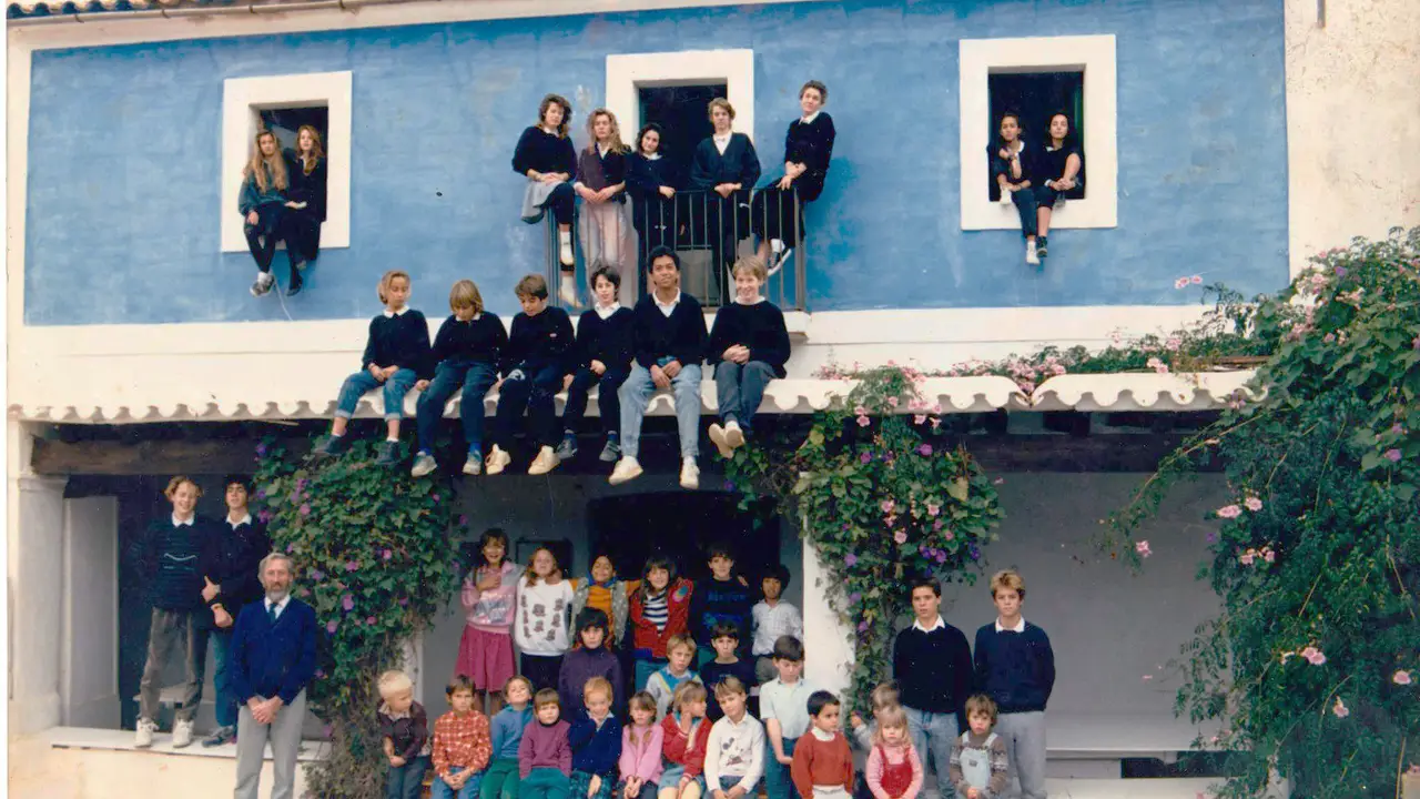 Students and staff at the original Morna Valley School