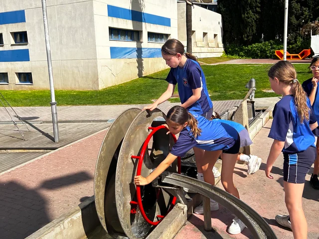 Pupils turning a water wheel exhibit at the Parque de las Ciencias