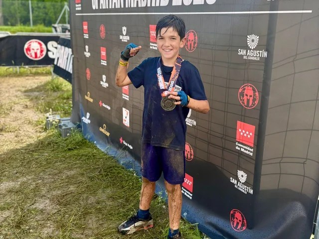 A Tanit Tribe student showing a medal at Spartan Madrid 2026